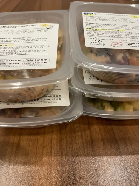 パックに並んだおかず